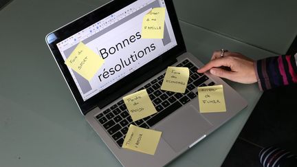 Des post-its "faire du sport", "penser à ma famille", "perdre du poids", "trouver l'amour" ou encore "faire des économies" collés sur un ordinateur pour illustrer les bonnes résolutions que l'on prend en début d'année et à la rentrée. (LIONEL VADAM  / MAXPPP)