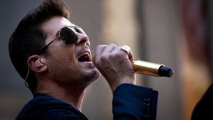 Robin Thicke, invit&eacute; du Today Show, sur la cha&icirc;ne de t&eacute;l&eacute;vision NBC, chante en pleine rue &agrave; New York (Etats-Unis), le 30 juillet 2013. (CARLO ALLEGRI / REUTERS)