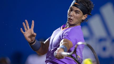 Rafael Nadal frappe un coup droit