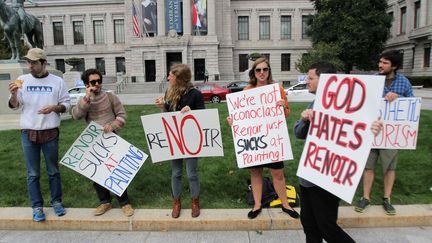 Des manifestants protestent contre le "terrorisme esth&eacute;tique" de Renoir devant le mus&eacute;e des Beaux Arts de Boston (Massachussets, Etats-Unis), le 5 octobre 2015. (LANE TURNER / AP / SIPA)