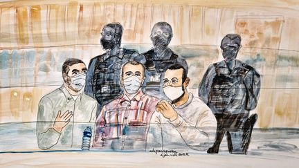 Salah Abdeslam (à droite) au côté de deux autres accusés&nbsp;lors du procès des attentats du 13-Novembre, à la cour d'assises spéciale de Paris, le 6 janvier 2022.&nbsp; (ELISABETH DE POURQUERY / FRANCEINFO)