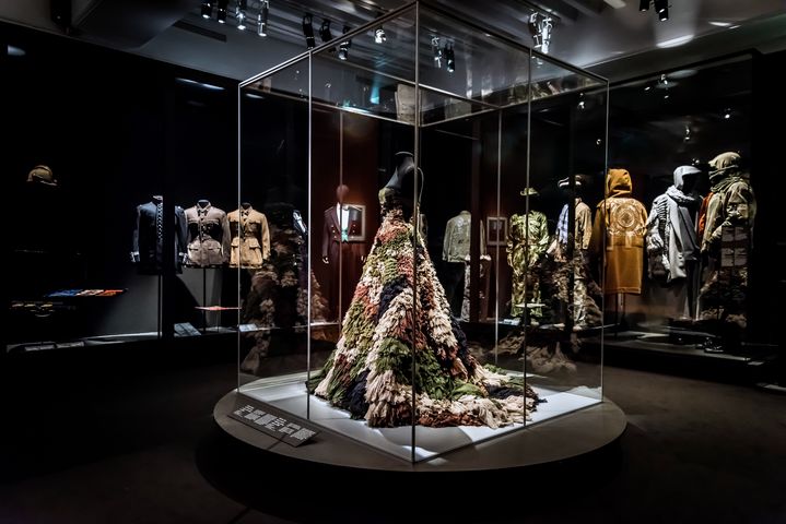 Une robe haute couture signée Jean Paul Gaultier inspirée du motif camouflage dans l'exposition "Les canons de l'élégance" au musée de l'Armée, à l'hôtel national des Invalides à Paris. Novembre 2019 (MUSEE DE L'ARMEE/ANNE-SYLVAINE MARRE-NOEL)