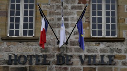 Des drapeaux en Berne sur le fronton de la maire de Brive-la-Gaillarde, en septembre 2019. (GEORGES GOBET / AFP)