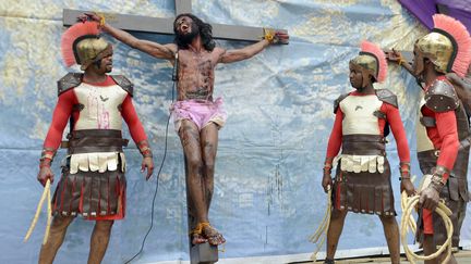 Des acteurs participent &agrave; une reconstitution de la crucifixion &agrave; Lagos (Nigeria), le 3 avril 2015. (PIUS UTOMI EKPEI / AFP)