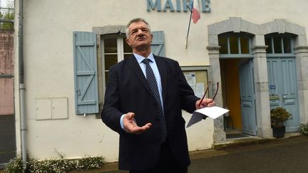 Jean Lassale devant le bureau de vote de Lourdios-Ichère (Pyrénnées-Atlantiques), le 24 avril 2022. (GAIZKA IROZ / AFP)