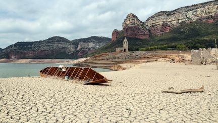 Le lac de Sau en Catalogne est devenu le symbole de la sécheresse en Espagne, le 28 avril 2023. (MANUEL BLONDEAU / MAXPPP)