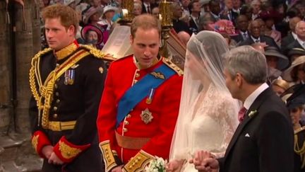 Malgré une vie familiale mouvementée, la reine Elizabeth a dû tenir le cap au gré des mariages et des enterrements qui ont marqué sa vie. (FRANCE 2)