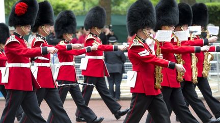 Des soldats de la garde royale sortant de Buckingham palace, pour le premier jour du jubil&eacute; de la reine, le 2 juin 2012, &agrave; Londres (Royaume-Uni). (MIGUEL MEDINA / AFP)