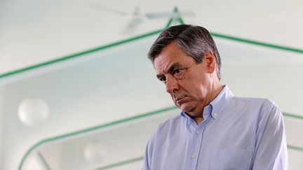 François Fillon, en visite à la Mosquée de Saint-Denis de La Réunion, le 13 février 2017. (RICHARD BOUHET / AFP)