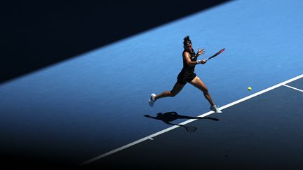 La Française Caroline Garcia s'est inclinée lors de son huitième de finale de l'Open d'Australie, face à la Polonaise Magda Linette, le 23 janvier 2023. (MARTIN KEEP / AFP)