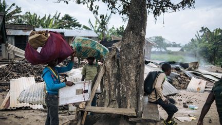 Des habitants fuient leur village après une attaque du groupe ADF près de Béni, dans l'est de la République démocratique du Congo, en février 2020. (ALEXIS HUGUET / AFP)