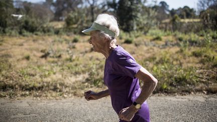 Deirdre Larkin, qui détient le record du semi-marathon des plus de 85 ans, s'entraîne à&nbsp;Johannesburg (Afrique du Sud).&nbsp; (GULSHAN KHAN / AFP)