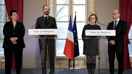 La ministre de l'Enseignement supérieur, Frédérique Vidal, le Premier ministre Edouard Philippe, la ministre du Travail, Murielle Penicaud et le ministre de l'Education nationale, Jean-Michel Blanquer, dévoilent les mesures sur l'apprentissage le 9 février 2018,&nbsp;à Paris&nbsp; (AFP)