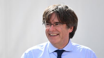 Le leader indépendantiste catalan Carles Puigdemont après sa libération à Alghero (Italie), lundi 27 septembre 2021. (MIGUEL MEDINA / AFP)