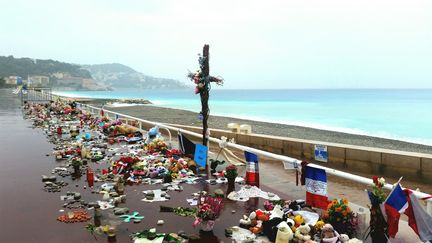 La Promenade des Anglais endeuillée à Nice, deux jours avant l'hommage national prévu le samedi 15 octobre (BENJAMIN ILLY / RADIO FRANCE)