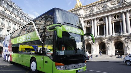 Un car de la société allemande FlixBus, à Paris, en mai 2015. (THOMAS SAMSON / AFP)