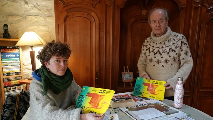 Noémie et Jean-Jacques, ici le 22 février 2024 à Amuré (Deux-Sèvres) se préparent déjà pour une nouvelle manifestation d'ampleur, fin juillet. (PAOLO PHILIPPE / FRANCEINFO)