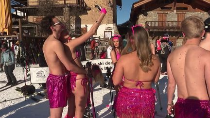 Avez-vous déjà entendu parler de ski en bikini dans les Alpes ? Depuis 5 ans à Sainte-Foy-Tarentaise, des volontaires dévalent les pistes en slip ou déguisés le 1er janvier afin de récolter des fonds pour des associations. Ils étaient 400 participants mercredi 1er janvier 2025. (France 2)