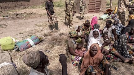 Photographie de l'arm&eacute;e nig&eacute;riane montrant une partie des 338 personnes&nbsp;retenues en captivit&eacute; par le groupe islamiste Boko Haram dans le nord-est du Nigeria, d&eacute;livr&eacute;e le 27 octobre 2015. (NIGERIAN ARMY / AFP)