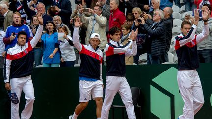 L'Equipe de France de tennis qui entre sur le court à Lille (Nord), à l'occasion de sa demi-finale de Coupe Davis face à la Serbie, le 15 septembre 2017. (PHILIPPE HUGUEN / AFP)