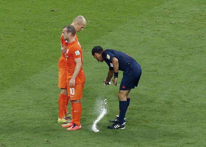 &nbsp; (L'arbitre utilise "la mousse à raser" pour tenir à distance les joueurs des Pays-Bas © Reuters)