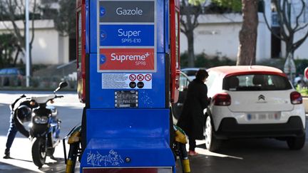 Une station service à Montpellier, le 18 janvier 2022. (PASCAL GUYOT / AFP)