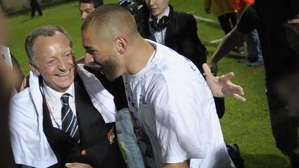 Jean-Michel Aulas et Karim Benzema le 17 mai 2008. (JEFF PACHOUD / AFP)