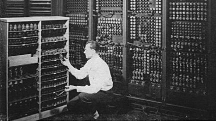  (L'ENIAC, calculateur électronique conçu en 1946 à l'université de Pennsylvanie.)