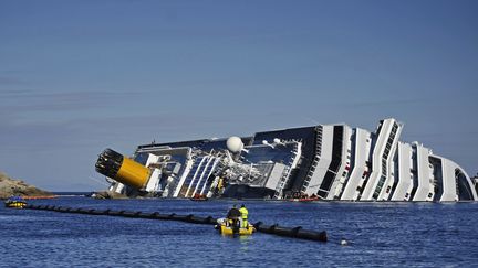 Le "Costa Concordia" au large de l'&icirc;le du Giglio (Italie), le 26 janvier 2012. (FILIPPO MONTEFORTE / AFP)