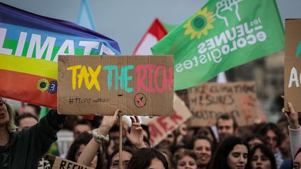 Des manifestants participent à une marche pour le climat à Bordeaux, le 23 septembre 2022. (THIBAUD MORITZ / AFP)