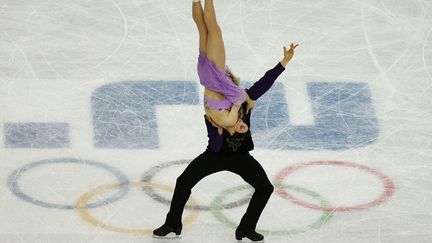 Les Am&eacute;ricains&nbsp;Meryl Davis et Charlie White lors du programme de danse sur glace aux Jeux olympiques de Sotchi (Russie), le 17 f&eacute;vrier 2014. (MARKO DJURICA / REUTERS)