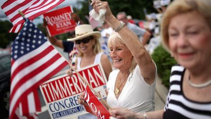 Des partisans du candidat r&eacute;publicain Mitt Romney saluent leur champion le 20 ao&ucirc;t 2012 &agrave; Potomac, dans le Maryland. (CHIP SOMODEVILLA / GETTY IMAGES NORTH AMERICA)