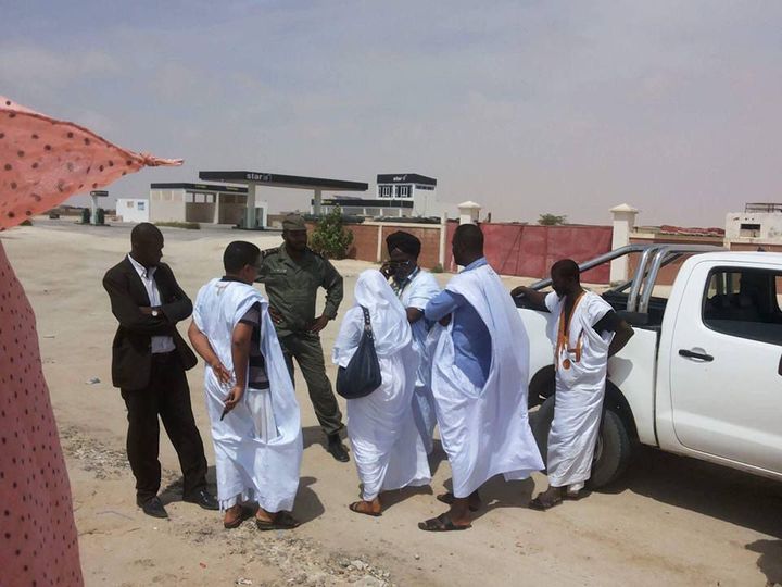 Photo publiée par SOS-Esclaves Mauritanie sur son compte Facebook pour illustrer l'interpellation, par la sûreté de l'Etat, de la délégation se rendant à l'aéroport accueillir les anti-esclavagistes américains. (Facebook SOS-Esclaves Mauritanie)