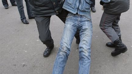 un manifestant pour la liberté des rassemblements arrêté à Moscou, le 31/10/2009 (© AFP)