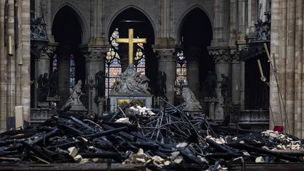 Photo d'archive de la grande croix dorée de Notre-Dame de Paris, dressée le 16 avril 2019 au milieu des décombres de l'incendie qui a frappé la cathédrale. (ALEXIS SCIARD / MAXPPP)