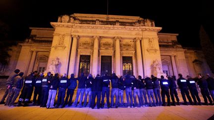 Une&nbsp;manifestation de la police devant le Palais de Justice de Toulon (Var), le 20 octobre 2016 (MAXPPP)