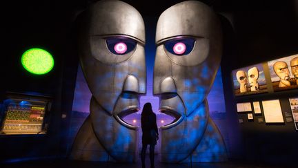 Une réplique monumentale des têtes de métal de profil de la pochette de "The Division Bell" accueille le visiteur dans la salle consacrée à cet album, qui est le second après le départ de Roger Waters
 (Daniel Leal-Olivas / AFP)