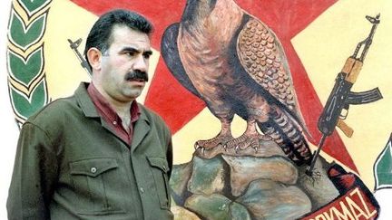 Image de 1992 montrant le leader kurde Ocalan, chef du PKK, dans un camp d'entraînement au Liban. Ocalan est aujourd'hui détenu par les Turcs et la question kurde n'est toujours pas vraiment réglée en Turquie. (RAMZI HAIDAR / AFP)