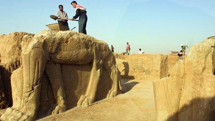 Des archéologues sur le site de la cité antique de Nemrod, en Irak (2001)
 (KARIM SAHIB / AFP)