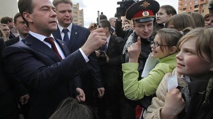 Dmitri Medvedev, président russe, signe des autographes à Istra, près de Moscou, le 22/4/10 (AFP/Alexander Zemlianichenko)