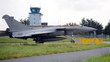 Un Rafale au décollage à la base de Landivisiau (Finistère) (© AFP PHOTO / FRED TANNEAU)