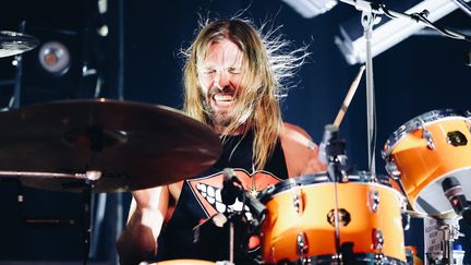 Taylor Hawkins des Foo Fighters se produit sur scène lors de la première du film "Studio 666", à Los Angeles (Etats-Unis), le 16 février 2022.&nbsp; (RICH FURY / GETTY IMAGES NORTH AMERICA / AFP)