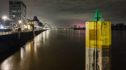 Der Rhein fließt am 15. Oktober 2024 durch Köln. (OLIVER BERG / DPA / AFP)