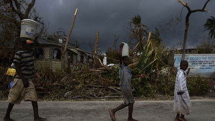 Depuis octobre 2010, le choléra a fait près de 10.000 morts en Haïti. Avec plus de 500 cas chaque semaine, le pays fait face à la pire épidémie de l'histoire récente à l'échelle mondiale. Selon des experts, le choléra a été introduit en Haïti par des Casques bleus népalais de la Minustah, la mission locale des Nations Unies censée stabiliser cette nation autrefois surnommée «la Perle des Antilles». Mi-août, près de six ans après le début de l'épidémie, l'ONU a pour la première fois reconnu avoir une «responsabilité morale» envers les victimes du choléra en Haïti et leurs familles, annonçant qu'elle allait leur accorder une «aide matérielle» directe.   (RODRIGO ARANGUA / AFP - Octobre 2016)