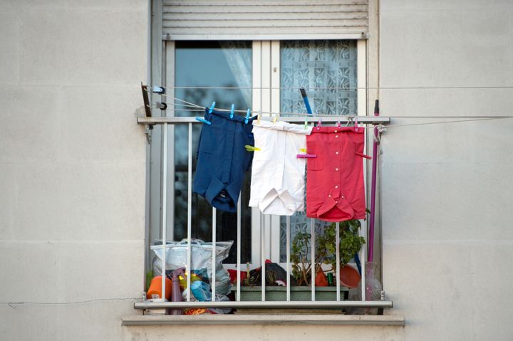 Des chemises bleue, blanche et rouge suspendues sur un fil à linge, le 27 novembre 2015, sur un balcon à Marseille (Bouches-du-Rhône). (BERTRAND LANGLOIS / AFP)