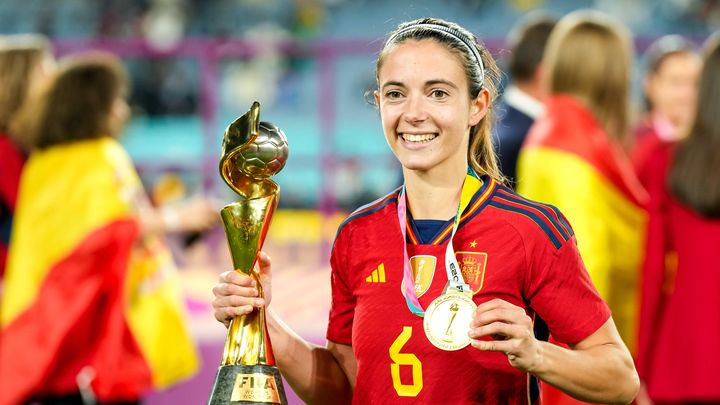 Aitana Bonmati pose avec le trophée et sa médaille après la finale de la Coupe du monde, à Sydney, le 20 août 2023. (SIPA)