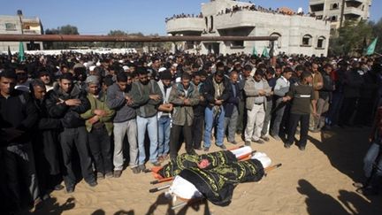 Une foule palestinienne entoure les dépouilles de deux combattants palestiniens tués par Tshal le 26 décembre 2010 (AFP/SAID KHATIB)