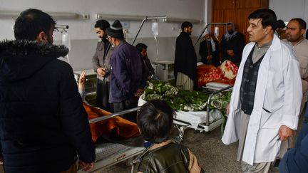 Des proches visitent des victimes blessés lors de l'explosion d'une bombe à Mazar-i- Sharif (Afghanistan), le 6 décembre 2022. (AFP)