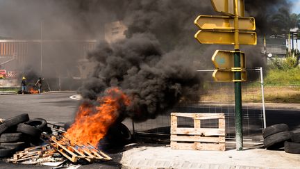 Un barrage réalisé par des manifestants en Guadeloupe le 17 novembre 2021. (CARLA BERNHARDT / AFP)