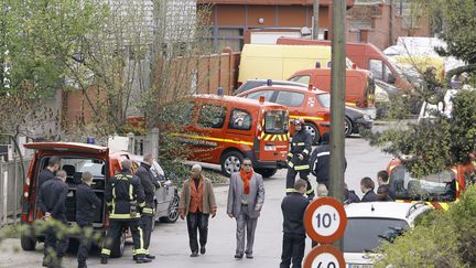 Les pompiers interviennent le 8 avril 2012 apr&egrave;s l'effondrement du plancher d'une &eacute;glise &eacute;vang&eacute;lique &agrave; Stains (Seine-Saint-Denis). (KENZO TRIBOUILLARD / AFP)